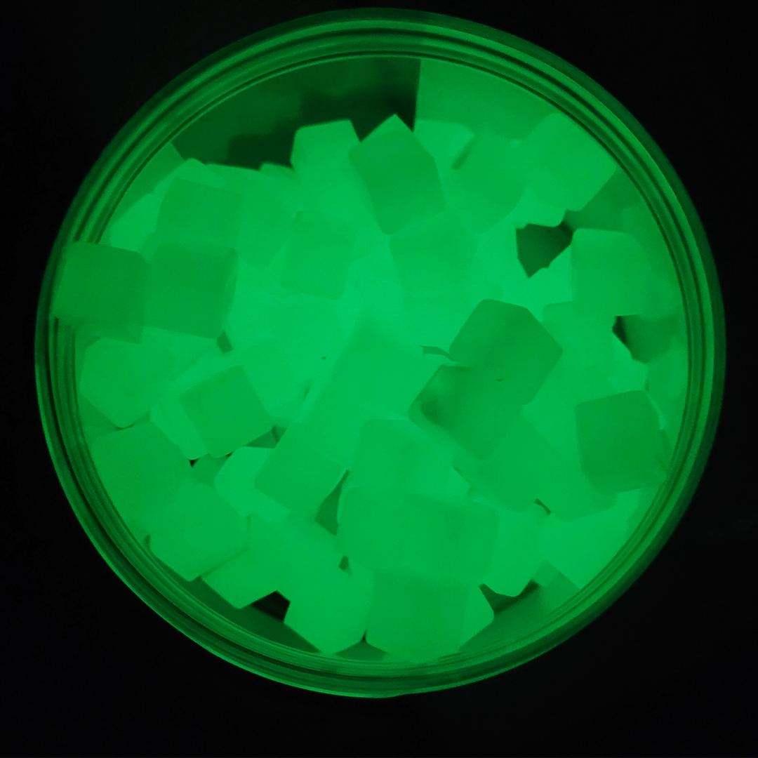 StickiKubes Glow kubes that are glowing in the dark in the container
